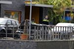 Almere 5 juni 2023
Bij Ali B in de straat zijn 2 auto's in de brand gestoken . De Politie komt een kijkje nemen.
Ali B zijn Bentley staat voor zijn huis.