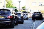 Almere 4 juni 2023
Bij Ali B voor de deur van zijn huis zijn s nachts 2 autos uitgebrand. Een Mercedes AKlasse en een Range Rover Sport . De Bentley Bentega van Ali B had geen schade