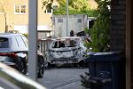 Almere 4 juni 2023
Bij Ali B voor de deur van zijn huis zijn s nachts 2 autos uitgebrand. Een Mercedes AKlasse en een Range Rover Sport . De Bentley Bentega van Ali B had geen schade
