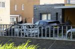Almere 4 juni 2023
Bij Ali B voor de deur van zijn huis zijn s nachts 2 autos uitgebrand. Een Mercedes AKlasse en een Range Rover Sport . De Bentley Bentega van Ali B had geen schade
