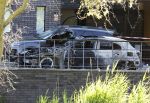 Almere 4 juni 2023
Bij Ali B voor de deur van zijn huis zijn s nachts 2 autos uitgebrand. Een Mercedes AKlasse en een Range Rover Sport . De Bentley Bentega van Ali B had geen schade