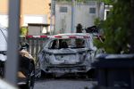 Almere 4 juni 2023
Bij Ali B voor de deur van zijn huis zijn s nachts 2 autos uitgebrand. Een Mercedes AKlasse en een Range Rover Sport . De Bentley Bentega van Ali B had geen schade