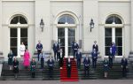 Den haag 10 januari 2022
Balkonscene nieuwe kabinet op paleis Noordeinde.

Dilan Yesilgoz en Kabinet Rutte IV op bordes

Koning Willem Alexander Mark Rutte Wopke Hoekstra Hugo de Jonge Kasja ollongren Liesje Schreinemacher Franc Weerwind Dilan Yesilgoz Hanke Bruins Robbert Dijkgraaf Dennis Wiersma Mark Harbers Micky Adriaansens Rob Jetten Henk Staghouwer Christianne v d Wal Karien v Gennip Carola Schouten Ernst Kuipers en Conny Helder .