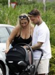 Vinkeveen 20 juini 2023
Gaby BLaaser en haar vriend Robin komen bij the Harbour Club naar buiten met hun pasgeboren dochter Isabella . Het was de eerste keer dat Isabella met haar ouders en uitje had. Ze was precies 1 week oud.