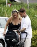 Vinkeveen 20 juini 2023
Gaby BLaaser en haar vriend Robin komen bij the Harbour Club naar buiten met hun pasgeboren dochter Isabella . Het was de eerste keer dat Isabella met haar ouders en uitje had. Ze was precies 1 week oud.