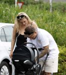Vinkeveen 20 juini 2023
Gaby BLaaser en haar vriend Robin komen bij the Harbour Club naar buiten met hun pasgeboren dochter Isabella . Het was de eerste keer dat Isabella met haar ouders en uitje had. Ze was precies 1 week oud.