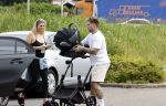 Vinkeveen 20 juini 2023
Gaby BLaaser en haar vriend Robin komen bij the Harbour Club naar buiten met hun pasgeboren dochter Isabella . Het was de eerste keer dat Isabella met haar ouders en uitje had. Ze was precies 1 week oud.