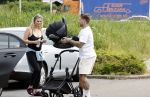 Vinkeveen 20 juini 2023
Gaby BLaaser en haar vriend Robin komen bij the Harbour Club naar buiten met hun pasgeboren dochter Isabella . Het was de eerste keer dat Isabella met haar ouders en uitje had. Ze was precies 1 week oud.