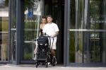 Vinkeveen 20 juini 2023
Gaby BLaaser en haar vriend Robin komen bij the Harbour Club naar buiten met hun pasgeboren dochter Isabella . Het was de eerste keer dat Isabella met haar ouders en uitje had. Ze was precies 1 week oud.
