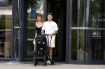 Vinkeveen 20 juini 2023
Gaby BLaaser en haar vriend Robin komen bij the Harbour Club naar buiten met hun pasgeboren dochter Isabella . Het was de eerste keer dat Isabella met haar ouders en uitje had. Ze was precies 1 week oud.