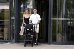 Vinkeveen 20 juini 2023
Gaby BLaaser en haar vriend Robin komen bij the Harbour Club naar buiten met hun pasgeboren dochter Isabella . Het was de eerste keer dat Isabella met haar ouders en uitje had. Ze was precies 1 week oud.