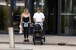 Vinkeveen 20 juini 2023
Gaby BLaaser en haar vriend Robin komen bij the Harbour Club naar buiten met hun pasgeboren dochter Isabella . Het was de eerste keer dat Isabella met haar ouders en uitje had. Ze was precies 1 week oud.