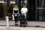 Vinkeveen 20 juini 2023
Gaby BLaaser en haar vriend Robin komen bij the Harbour Club naar buiten met hun pasgeboren dochter Isabella . Het was de eerste keer dat Isabella met haar ouders en uitje had. Ze was precies 1 week oud.