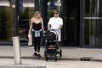 Vinkeveen 20 juini 2023
Gaby BLaaser en haar vriend Robin komen bij the Harbour Club naar buiten met hun pasgeboren dochter Isabella . Het was de eerste keer dat Isabella met haar ouders en uitje had. Ze was precies 1 week oud.