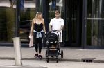 Vinkeveen 20 juini 2023
Gaby BLaaser en haar vriend Robin komen bij the Harbour Club naar buiten met hun pasgeboren dochter Isabella . Het was de eerste keer dat Isabella met haar ouders en uitje had. Ze was precies 1 week oud.