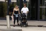 Vinkeveen 20 juini 2023
Gaby BLaaser en haar vriend Robin komen bij the Harbour Club naar buiten met hun pasgeboren dochter Isabella . Het was de eerste keer dat Isabella met haar ouders en uitje had. Ze was precies 1 week oud.