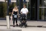 Vinkeveen 20 juini 2023
Gaby BLaaser en haar vriend Robin komen bij the Harbour Club naar buiten met hun pasgeboren dochter Isabella . Het was de eerste keer dat Isabella met haar ouders en uitje had. Ze was precies 1 week oud.