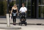 Vinkeveen 20 juini 2023
Gaby BLaaser en haar vriend Robin komen bij the Harbour Club naar buiten met hun pasgeboren dochter Isabella . Het was de eerste keer dat Isabella met haar ouders en uitje had. Ze was precies 1 week oud.