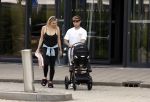 Vinkeveen 20 juini 2023
Gaby BLaaser en haar vriend Robin komen bij the Harbour Club naar buiten met hun pasgeboren dochter Isabella . Het was de eerste keer dat Isabella met haar ouders en uitje had. Ze was precies 1 week oud.