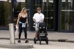 Vinkeveen 20 juini 2023
Gaby BLaaser en haar vriend Robin komen bij the Harbour Club naar buiten met hun pasgeboren dochter Isabella . Het was de eerste keer dat Isabella met haar ouders en uitje had. Ze was precies 1 week oud.
