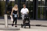 Vinkeveen 20 juini 2023
Gaby BLaaser en haar vriend Robin komen bij the Harbour Club naar buiten met hun pasgeboren dochter Isabella . Het was de eerste keer dat Isabella met haar ouders en uitje had. Ze was precies 1 week oud.