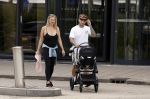 Vinkeveen 20 juini 2023
Gaby BLaaser en haar vriend Robin komen bij the Harbour Club naar buiten met hun pasgeboren dochter Isabella . Het was de eerste keer dat Isabella met haar ouders en uitje had. Ze was precies 1 week oud.