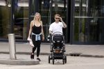Vinkeveen 20 juini 2023
Gaby BLaaser en haar vriend Robin komen bij the Harbour Club naar buiten met hun pasgeboren dochter Isabella . Het was de eerste keer dat Isabella met haar ouders en uitje had. Ze was precies 1 week oud.