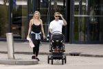 Vinkeveen 20 juini 2023
Gaby BLaaser en haar vriend Robin komen bij the Harbour Club naar buiten met hun pasgeboren dochter Isabella . Het was de eerste keer dat Isabella met haar ouders en uitje had. Ze was precies 1 week oud.