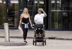 Vinkeveen 20 juini 2023
Gaby BLaaser en haar vriend Robin komen bij the Harbour Club naar buiten met hun pasgeboren dochter Isabella . Het was de eerste keer dat Isabella met haar ouders en uitje had. Ze was precies 1 week oud.