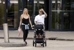 Vinkeveen 20 juini 2023
Gaby BLaaser en haar vriend Robin komen bij the Harbour Club naar buiten met hun pasgeboren dochter Isabella . Het was de eerste keer dat Isabella met haar ouders en uitje had. Ze was precies 1 week oud.