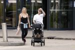 Vinkeveen 20 juini 2023
Gaby BLaaser en haar vriend Robin komen bij the Harbour Club naar buiten met hun pasgeboren dochter Isabella . Het was de eerste keer dat Isabella met haar ouders en uitje had. Ze was precies 1 week oud.