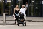 Vinkeveen 20 juini 2023
Gaby BLaaser en haar vriend Robin komen bij the Harbour Club naar buiten met hun pasgeboren dochter Isabella . Het was de eerste keer dat Isabella met haar ouders en uitje had. Ze was precies 1 week oud.