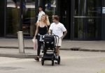 Vinkeveen 20 juini 2023
Gaby BLaaser en haar vriend Robin komen bij the Harbour Club naar buiten met hun pasgeboren dochter Isabella . Het was de eerste keer dat Isabella met haar ouders en uitje had. Ze was precies 1 week oud.