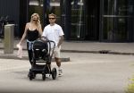 Vinkeveen 20 juini 2023
Gaby BLaaser en haar vriend Robin komen bij the Harbour Club naar buiten met hun pasgeboren dochter Isabella . Het was de eerste keer dat Isabella met haar ouders en uitje had. Ze was precies 1 week oud.