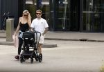 Vinkeveen 20 juini 2023
Gaby BLaaser en haar vriend Robin komen bij the Harbour Club naar buiten met hun pasgeboren dochter Isabella . Het was de eerste keer dat Isabella met haar ouders en uitje had. Ze was precies 1 week oud.