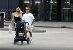 Vinkeveen 20 juini 2023
Gaby BLaaser en haar vriend Robin komen bij the Harbour Club naar buiten met hun pasgeboren dochter Isabella . Het was de eerste keer dat Isabella met haar ouders en uitje had. Ze was precies 1 week oud.