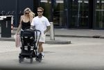 Vinkeveen 20 juini 2023
Gaby BLaaser en haar vriend Robin komen bij the Harbour Club naar buiten met hun pasgeboren dochter Isabella . Het was de eerste keer dat Isabella met haar ouders en uitje had. Ze was precies 1 week oud.