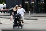 Vinkeveen 20 juini 2023
Gaby BLaaser en haar vriend Robin komen bij the Harbour Club naar buiten met hun pasgeboren dochter Isabella . Het was de eerste keer dat Isabella met haar ouders en uitje had. Ze was precies 1 week oud.