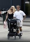 Vinkeveen 20 juini 2023
Gaby BLaaser en haar vriend Robin komen bij the Harbour Club naar buiten met hun pasgeboren dochter Isabella . Het was de eerste keer dat Isabella met haar ouders en uitje had. Ze was precies 1 week oud.