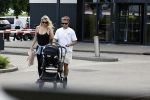 Vinkeveen 20 juini 2023
Gaby BLaaser en haar vriend Robin komen bij the Harbour Club naar buiten met hun pasgeboren dochter Isabella . Het was de eerste keer dat Isabella met haar ouders en uitje had. Ze was precies 1 week oud.