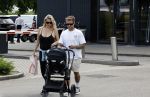 Vinkeveen 20 juini 2023
Gaby BLaaser en haar vriend Robin komen bij the Harbour Club naar buiten met hun pasgeboren dochter Isabella . Het was de eerste keer dat Isabella met haar ouders en uitje had. Ze was precies 1 week oud.
