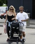 Vinkeveen 20 juini 2023
Gaby BLaaser en haar vriend Robin komen bij the Harbour Club naar buiten met hun pasgeboren dochter Isabella . Het was de eerste keer dat Isabella met haar ouders en uitje had. Ze was precies 1 week oud.