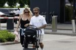 Vinkeveen 20 juini 2023
Gaby BLaaser en haar vriend Robin komen bij the Harbour Club naar buiten met hun pasgeboren dochter Isabella . Het was de eerste keer dat Isabella met haar ouders en uitje had. Ze was precies 1 week oud.