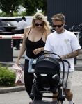 Vinkeveen 20 juini 2023
Gaby BLaaser en haar vriend Robin komen bij the Harbour Club naar buiten met hun pasgeboren dochter Isabella . Het was de eerste keer dat Isabella met haar ouders en uitje had. Ze was precies 1 week oud.