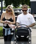 Vinkeveen 20 juini 2023
Gaby BLaaser en haar vriend Robin komen bij the Harbour Club naar buiten met hun pasgeboren dochter Isabella . Het was de eerste keer dat Isabella met haar ouders en uitje had. Ze was precies 1 week oud.