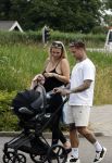 Vinkeveen 20 juini 2023
Gaby BLaaser en haar vriend Robin komen bij the Harbour Club naar buiten met hun pasgeboren dochter Isabella . Het was de eerste keer dat Isabella met haar ouders en uitje had. Ze was precies 1 week oud.