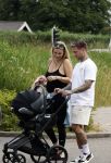 Vinkeveen 20 juini 2023
Gaby BLaaser en haar vriend Robin komen bij the Harbour Club naar buiten met hun pasgeboren dochter Isabella . Het was de eerste keer dat Isabella met haar ouders en uitje had. Ze was precies 1 week oud.