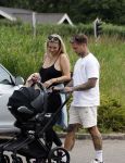 Vinkeveen 20 juini 2023
Gaby BLaaser en haar vriend Robin komen bij the Harbour Club naar buiten met hun pasgeboren dochter Isabella . Het was de eerste keer dat Isabella met haar ouders en uitje had. Ze was precies 1 week oud.