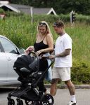 Vinkeveen 20 juini 2023
Gaby BLaaser en haar vriend Robin komen bij the Harbour Club naar buiten met hun pasgeboren dochter Isabella . Het was de eerste keer dat Isabella met haar ouders en uitje had. Ze was precies 1 week oud.