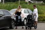 Vinkeveen 20 juini 2023
Gaby BLaaser en haar vriend Robin komen bij the Harbour Club naar buiten met hun pasgeboren dochter Isabella . Het was de eerste keer dat Isabella met haar ouders en uitje had. Ze was precies 1 week oud.